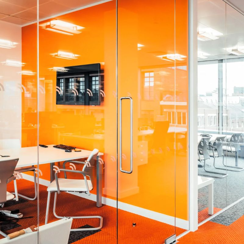 Giấy dán tường màu cam ánh kim cho phòng làm việc