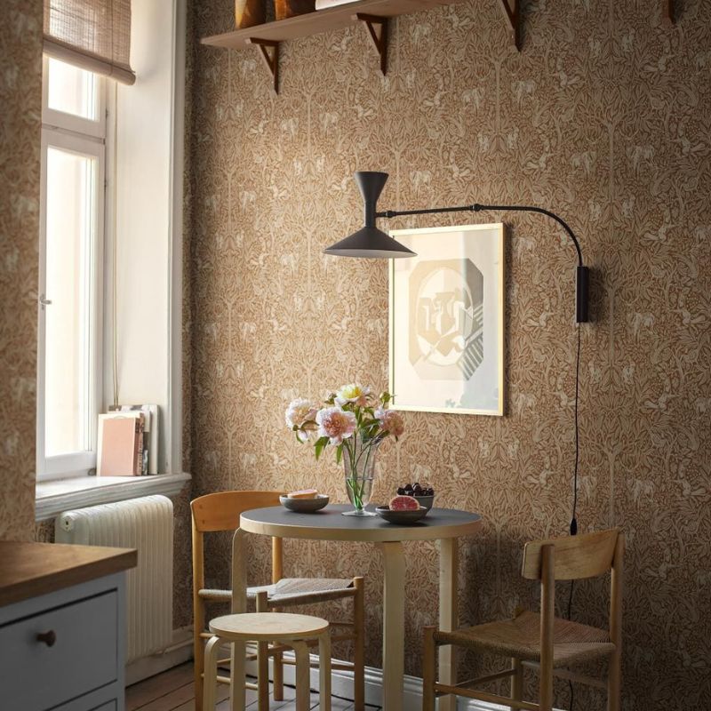 Giấy dán tường màu nâu đất trong phòng bếp