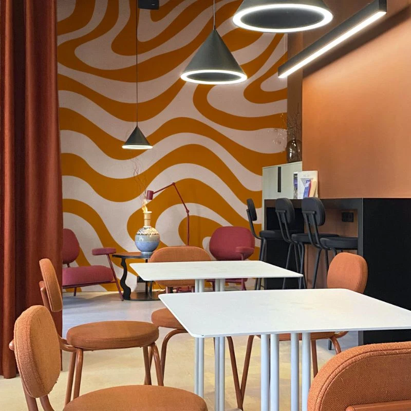 Giấy dán tường màu cam trơn trong không gian quán Cafe