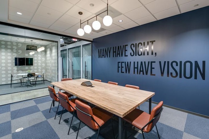 Mẫu giấy dán tường in logo thương hiệu khẳng định bản sắc doanh nghiệp một cách tinh tế, hiệu quả nhất