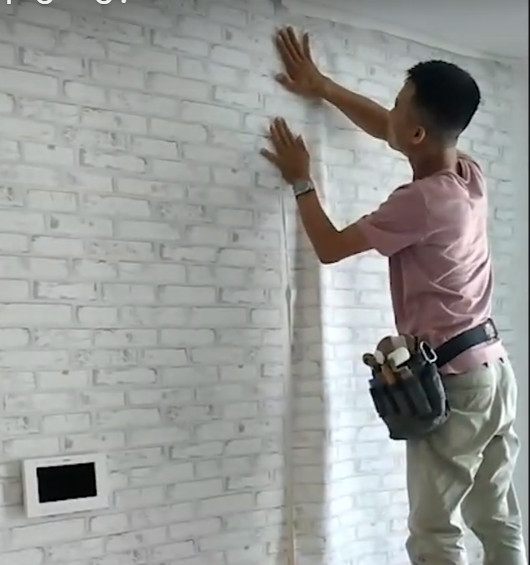 thợ thi công giấy dán tường phòng ngủ lành nghề